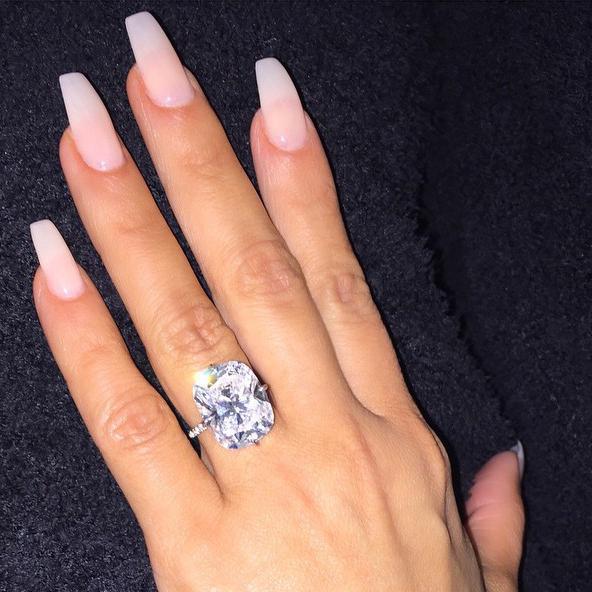floresrojas168's tweet image. "@ELLEfrance: Kim #Kardashian va-t-elle lancer la tendance #SquovalNails ? bit.ly/18uMmga http://t.co/2RTktd6aPU"