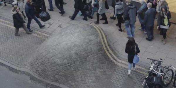 Busy shoppers ignore pavement abscess in Cancer Research UK TV ad bit.ly/1aWSgbU by @benbold