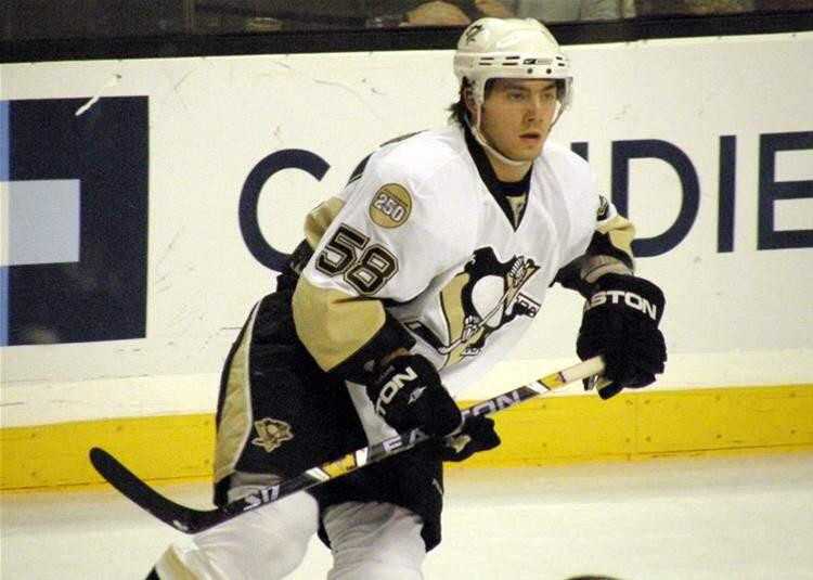 ItsHockeyNation's tweet photo. Best NHL Defenseman
• Round of 32 •

RT - Keith Yandle
FAV - Kris Letang http://t.co/6LJBokb7A4