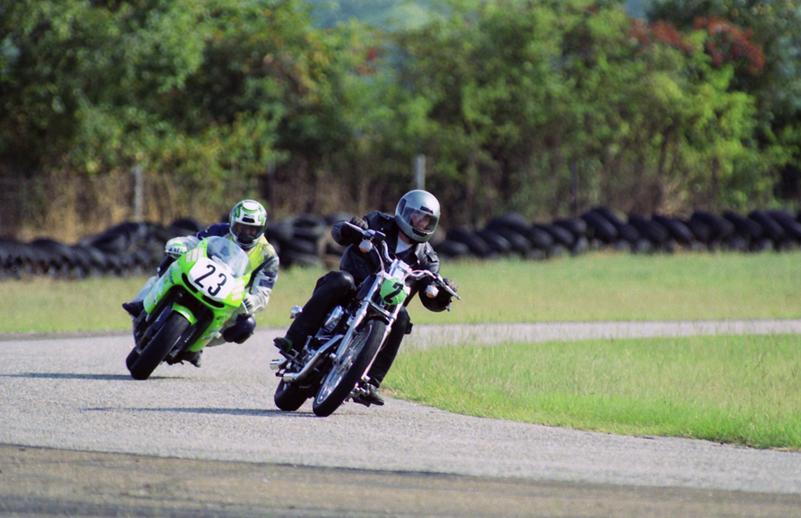 RevZilla's tweet image. We take #HarleyDavidson to school … California Superbike School: rvz.la/1EjrBSO