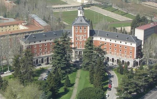 unicomplutense's tweet photo. Convocadas las elecciones a rector en la Complutense. Votaciones en 1ª vuelta, el 5 de mayo: http://t.co/aOXbNX3jJv http://t.co/5oX7P9YhoH