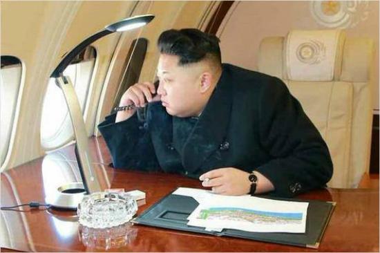 thekoreanews's tweet photo. 미국 대사 피습 사건을 바라보는 SNS 민심=>마크 리퍼트 주한 미국대사 피습사건의 파장=>개인에 대한 개인의 폭력행사 차원이 아니라 한미동맹 차원으로까지 커지고 있다 
http://t.co/NdQZiaSUFd http://t.co/FK2dngHF7h