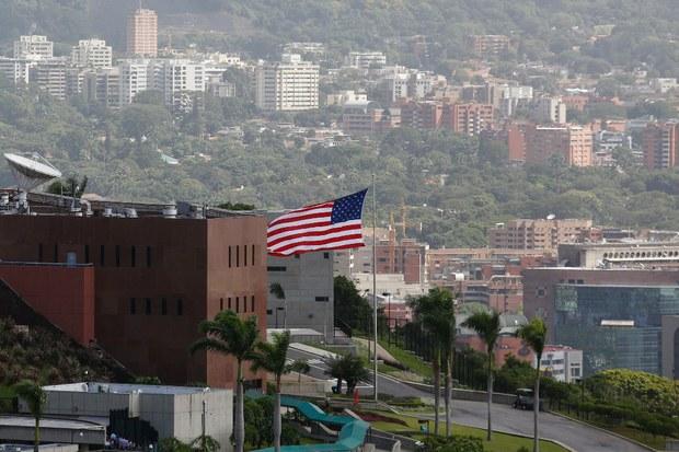 Funcionaria de Embajada de EEUU entregó documento para ejecutar golpe de Estado en Venezuela vtv.gob.ve/articulos/2015…