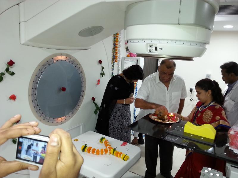 Elekta's tweet image. Mumbai's Jaslok Hospital recently inaugurated their Elekta Precise #linearaccelerator. Congratulations! #radiotherapy