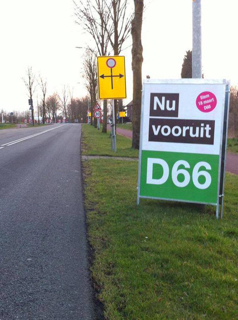 WiIIemAlexander's tweet photo. Mijnheer @APechtold … Wat nu? #PS2015 #D66 #d66bustour http://t.co/VPdfAg3eDB