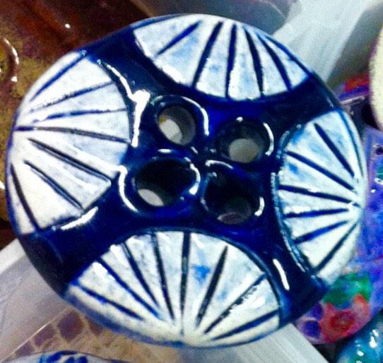 Button of the day 🎉 
Royal Blue 4 hole deluxe.