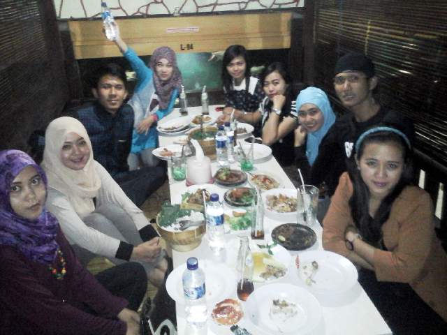 Evimariachandra's tweet photo. High quality friends.. http://t.co/rGgN7W0xHj