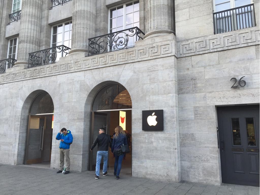 benmlive's tweet photo. Wir sind da, gleich geht es in den Event-Saal #applewatch http://t.co/NDO5jm30Ug