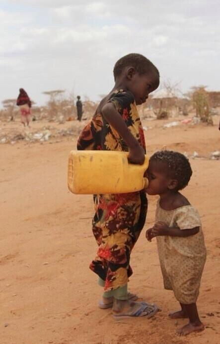 DailyPornSupply's tweet photo. Some people don't have water bottles http://t.co/tF5Ex32wYy