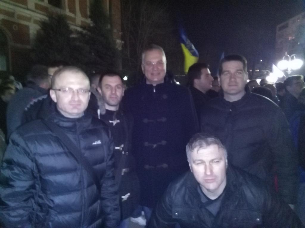 DunjinTata's tweet photo. @Zajednokg zaprvi put u dobrim odnosima sa ministrom policije :-) @SutanovacDragan @aerodromac http://t.co/Cif5M9vavU