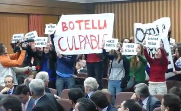 manelmarquez's tweet photo. Vídeos #Madrid Activistas x derecho a vivienda realizan #EscracheBotella x #ON29 #OfeliaNieto http://t.co/WhZdgbbjxY http://t.co/JzCDa1aV4w