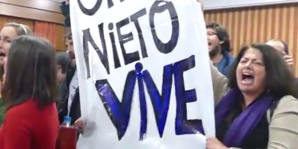 manelmarquez's tweet photo. Vídeos #Madrid Activistas x derecho a vivienda realizan #EscracheBotella x #ON29 #OfeliaNieto http://t.co/WhZdgbbjxY http://t.co/JzCDa1aV4w