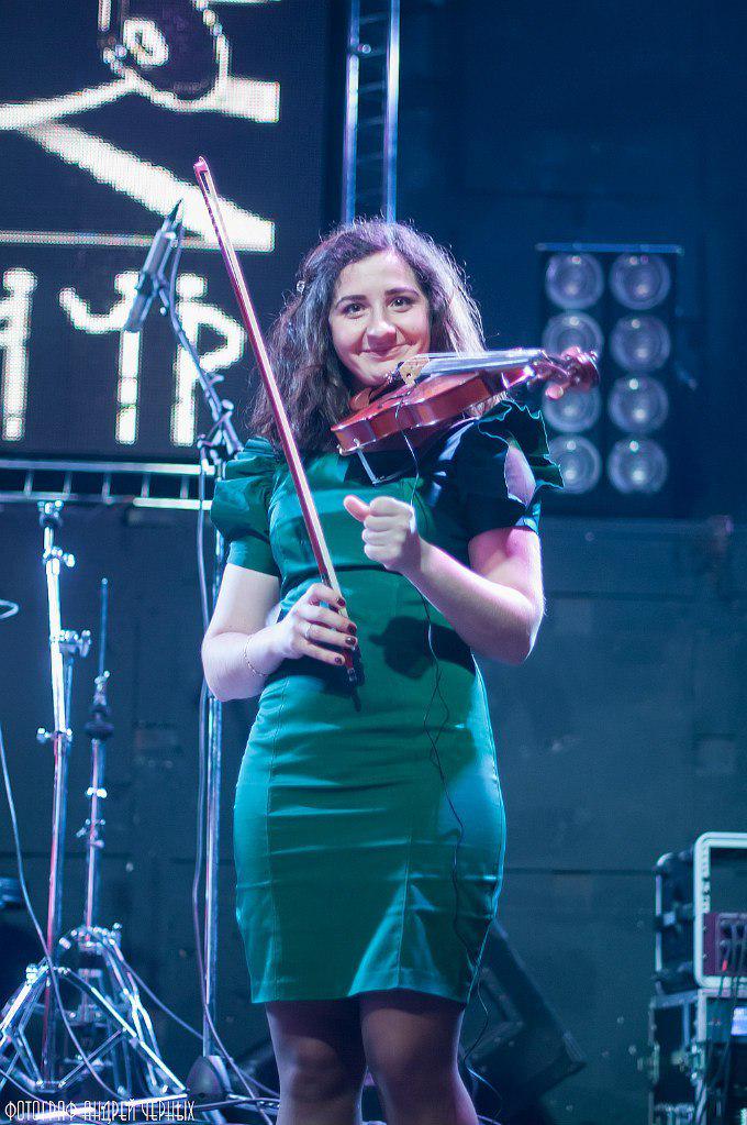 MessageGoodbye's tweet image. Екатерина Гордиевских (скрипка), КТЗ Байконур, 8 марта. За фото большое спасибо Андрею Черных.