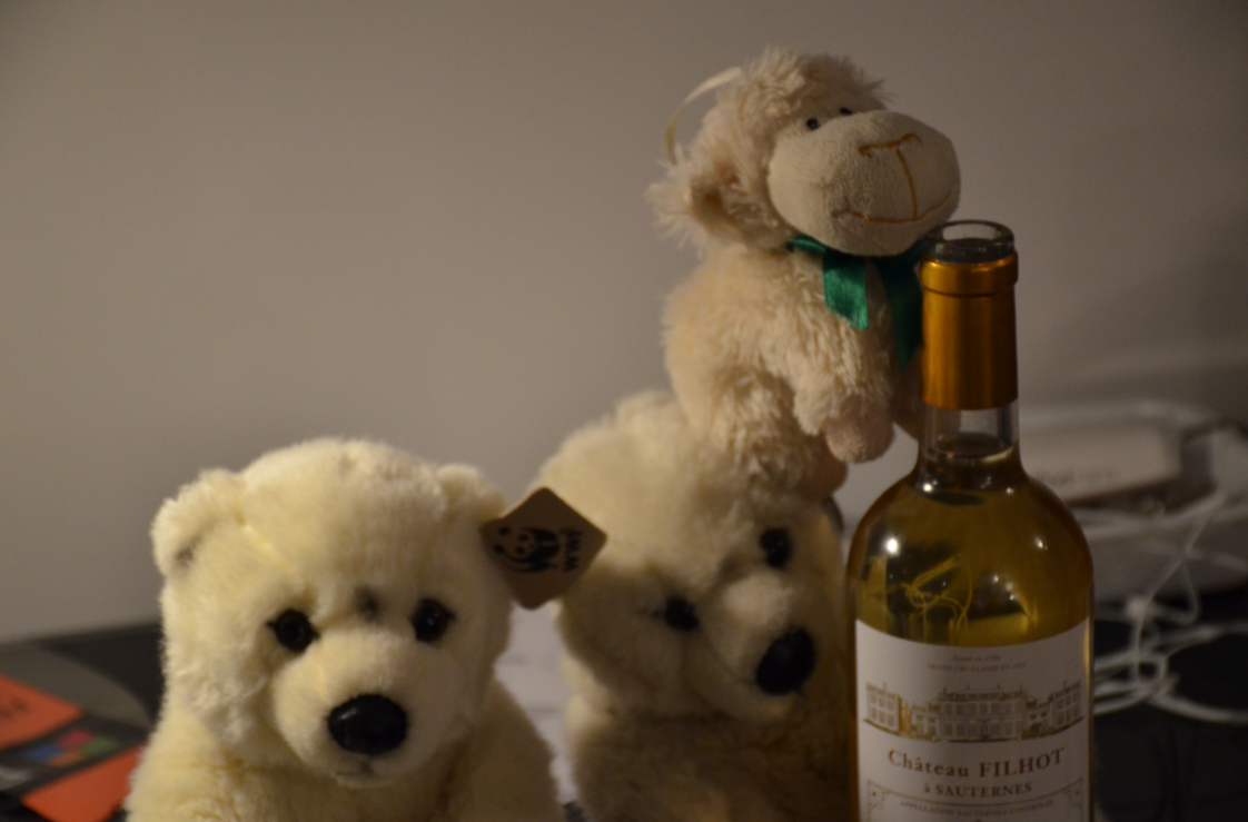 Mooootmout's tweet photo. Posés #OKLM avec @poliakovDu14 avec une bonne bouteille de blanc ! #sauternes http://t.co/KR1HB67NPF