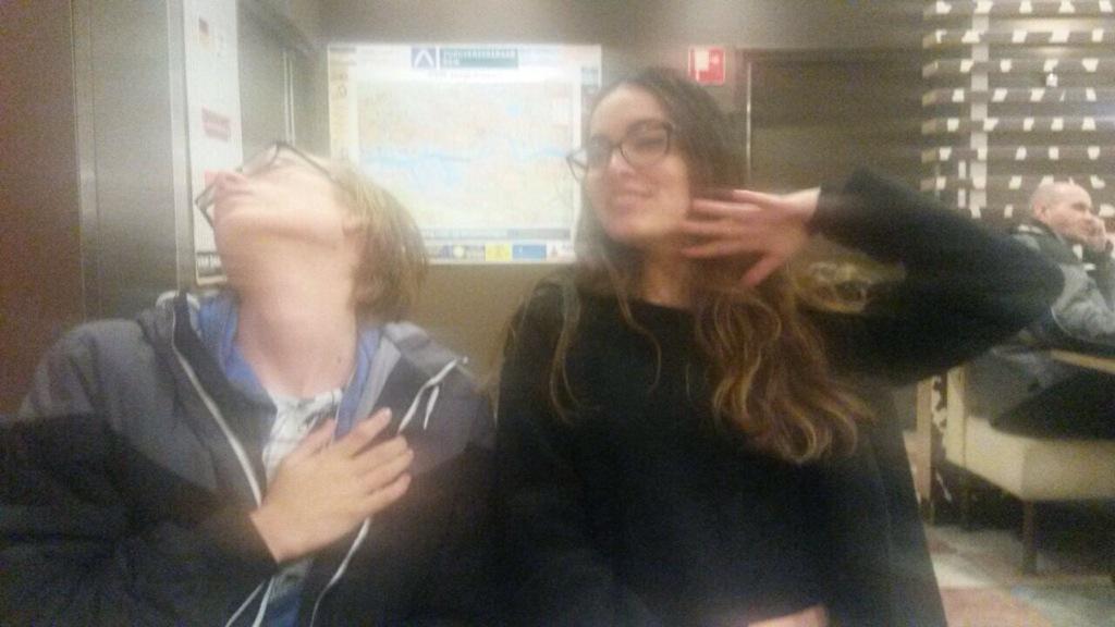 Beerborah's tweet photo. Eten in de mc donalds want we zijn te arm om naar dure hipster tentjes te gaan http://t.co/6LluISfl4U