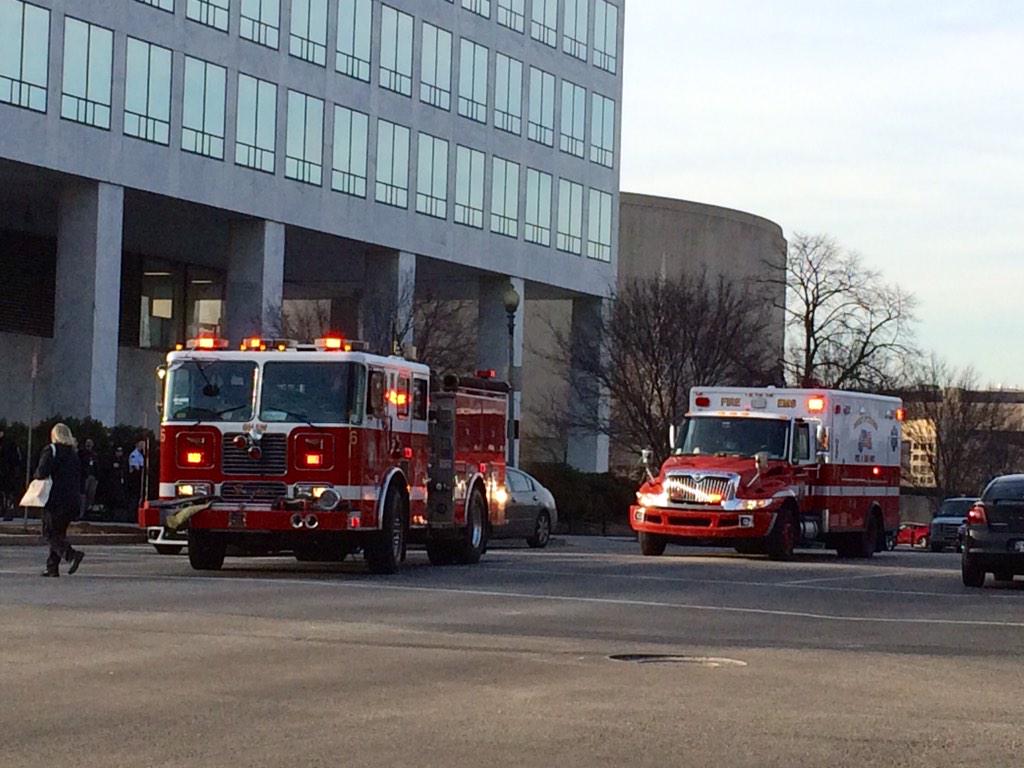 AndreaMcCarren's tweet photo. BREAKING: #Metro passengers continue to enter &amp; exit L'Enfant Plaza station despite reports of smoke. @wusa9 http://t.co/sEDC1F9WwP