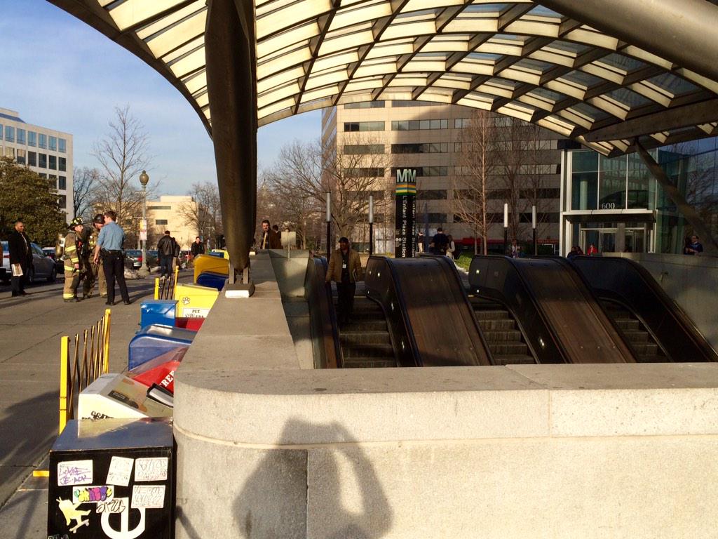 AndreaMcCarren's tweet photo. BREAKING: #Metro passengers continue to enter &amp; exit L'Enfant Plaza station despite reports of smoke. @wusa9 http://t.co/sEDC1F9WwP