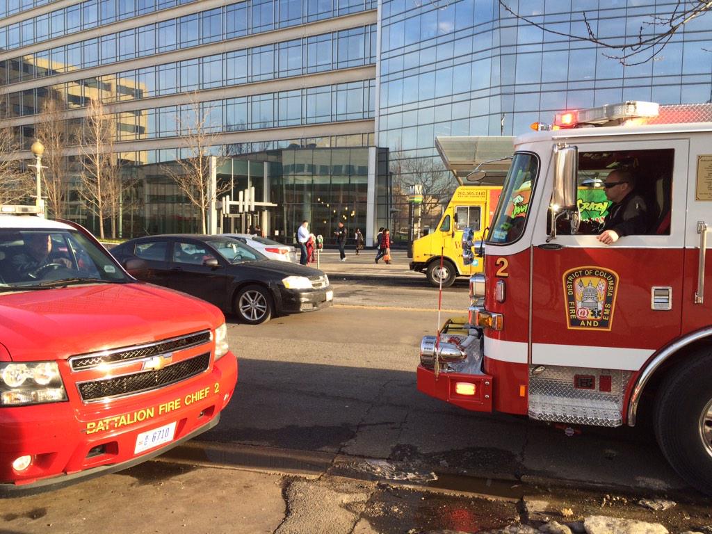 AndreaMcCarren's tweet photo. BREAKING: #Metro passengers continue to enter &amp; exit L'Enfant Plaza station despite reports of smoke. @wusa9 http://t.co/sEDC1F9WwP