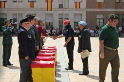 Candeliano's tweet photo. Neus Català recibe la Medalla d'Or de la Generalitat. Los nazis las recibieron de la Delegación del Gobierno. http://t.co/WzHAM8jHIB