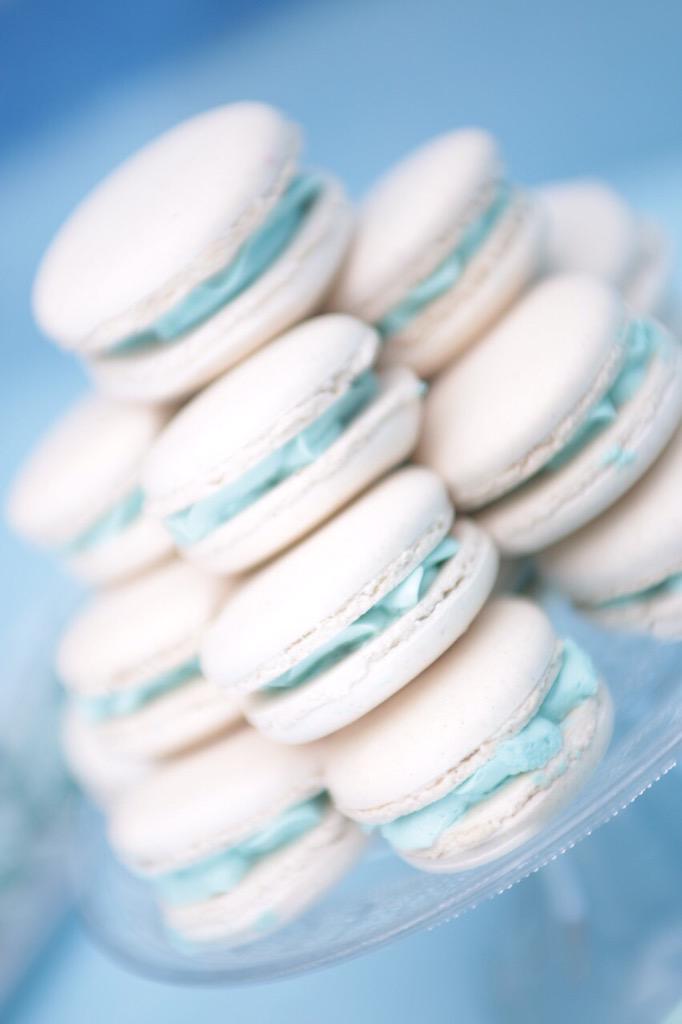 dulzuritasdeglo's tweet photo. Macarons recién salidos de la tallerería de @mensajegalleta y la gran @bbeleni #lemust2015 #macaronslemust #macarons http://t.co/jUcjUlYxcf