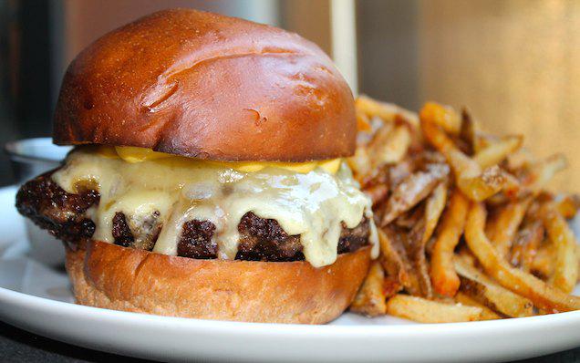MuseumParkCafe's tweet photo. Mondays = Burger Special at @MuseumParkCafe ⎪ Get our classic burger with fries &amp; a glass of house wine for only $12 http://t.co/q9hluQVKG4