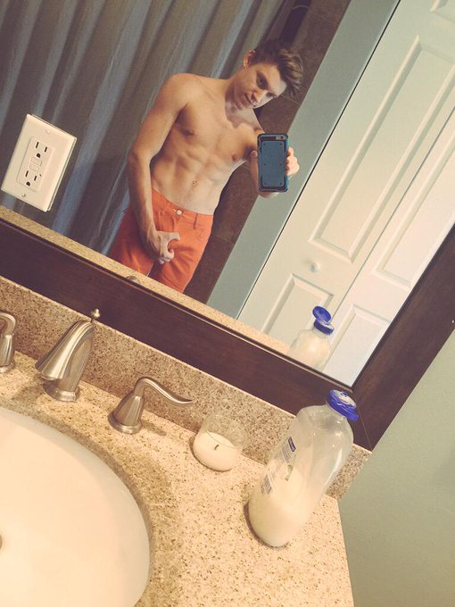 Let's start off Monday right http://t.co/mFe4kFfJNJ #gay #gaycamshow #mcm @chaturbate http://t.co/Cz