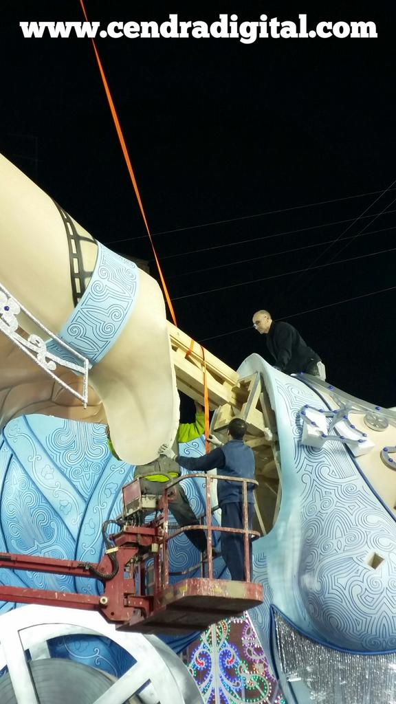 CendraDigital's tweet photo. Subida del brazo de la chica central de la @FallaCubaLto #fallas #falles #plantà15 http://t.co/yL6KTDUhhq