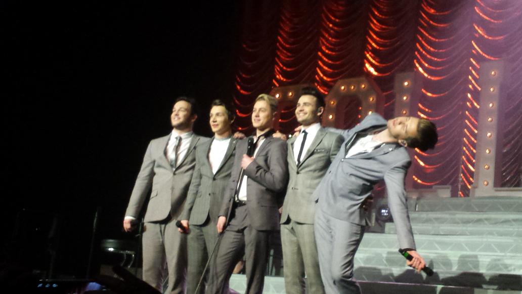 TpPagan's tweet photo. @CollabroGlobal another pic from last night #CollabroTour2015 http://t.co/AWW0NrUEJV