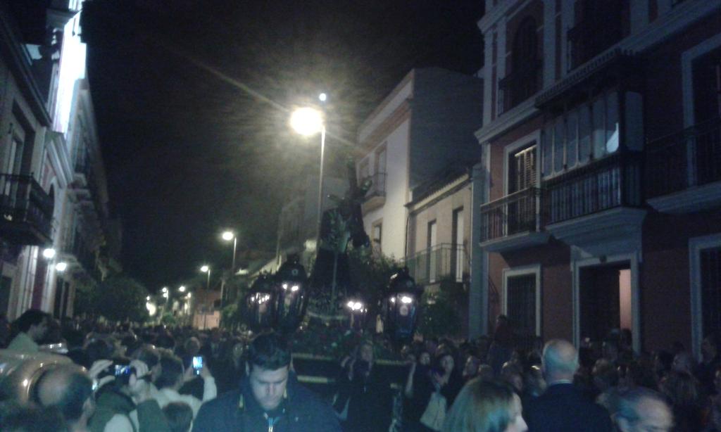 SoyunNazareno's tweet photo. Ntro Padre Jesús del Gran Poder avanza por la calle Real Utrera a las 21.17 http://t.co/fIktqoYIkp