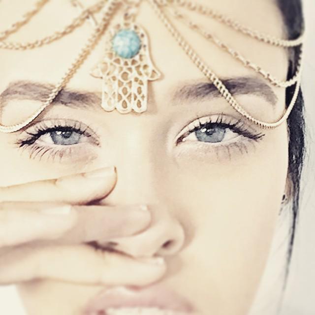 sara_ra23's tweet photo. #ArabsGotTalent #accessories #KenzaMorsli #Algérie #FunRadio KhomSa <3 Jaime Beacoup http://t.co/4XpxhmkUZS