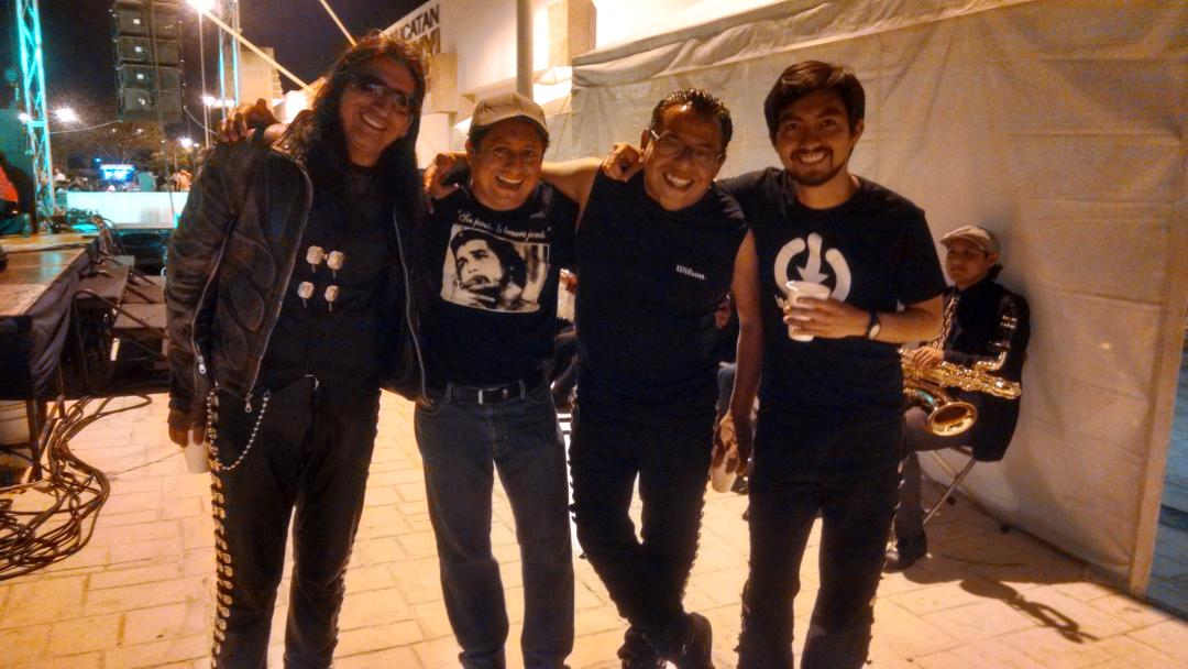 Luisantonio_cb's tweet photo. @losdeabajomx @CulturaCDMX @FILEYmx que buen festón, hermanos regresen pronto.. http://t.co/S0iSulpqJZ