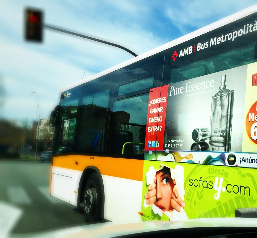 PureEssence15's tweet photo. Ya tenemos la publi en los buses!! #publicidad #pureessence #autobusesbcn #Perfume #BuenasNoches #dineroextra http://t.co/cAknzO1ZeE