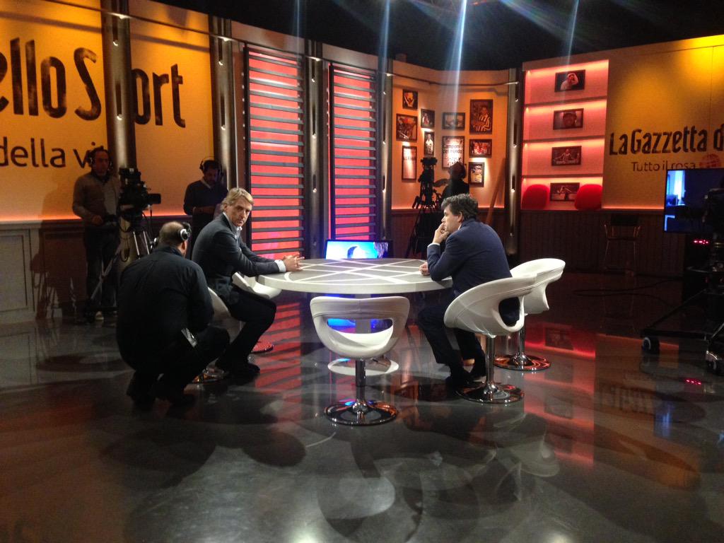 eribrenda's tweet photo. @robymancio prima della diretta #SenzaAppello @gazzettatv59 #Inter107 @ViviGuglielmi @LuigiGarlando http://t.co/pnFoXZqIlJ