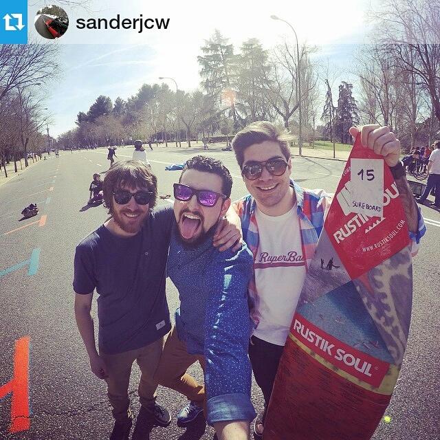 RuperBass's tweet photo. Gran día ayer con @xX_Sander_Xx en el evento de @RUSTIKSOUL
#PatinMasRustiko #Madrid #RustikSoul #longboard http://t.co/5qBGcxgXtx