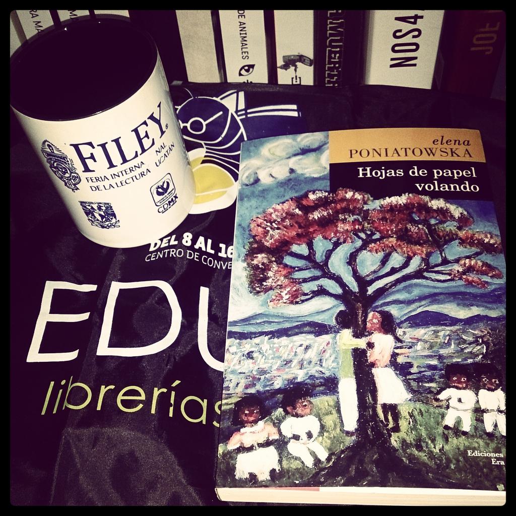 AdictoALibros's tweet photo. Ha sido un día de suerte, Gracias!!! @FILEYmx por mi copia de Hojas de Papel Volando @Eponiatowska #FILEY2015 #Libros http://t.co/384SCYCdzC