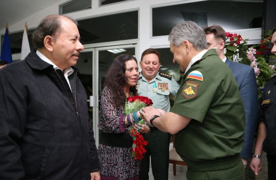 el_pais's tweet photo. El presidente de Nicaragua, nombra canciller a su esposa, y asesores a cuatro de sus hijos http://t.co/fr0yAw5BsO http://t.co/JWn2tf4wJa