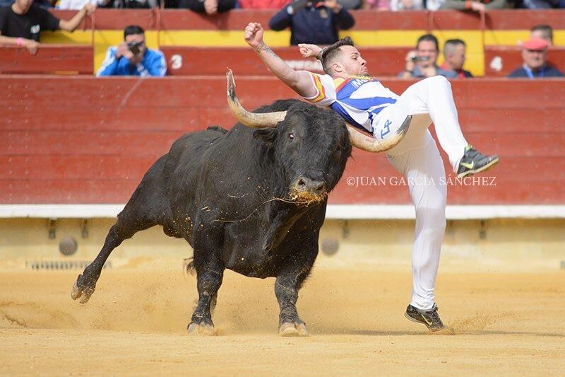 alex_torrero's tweet photo. un centimetro mas i se cae la magdalena grande @RubenFernandezz espero que tengas una pronta recuperacion grande http://t.co/E1u9zyPuRE