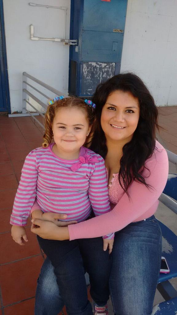 jacjackaon's tweet photo. Con la peke en el tunel del barco ☺☺😊 http://t.co/9Kyd9sdPDe
