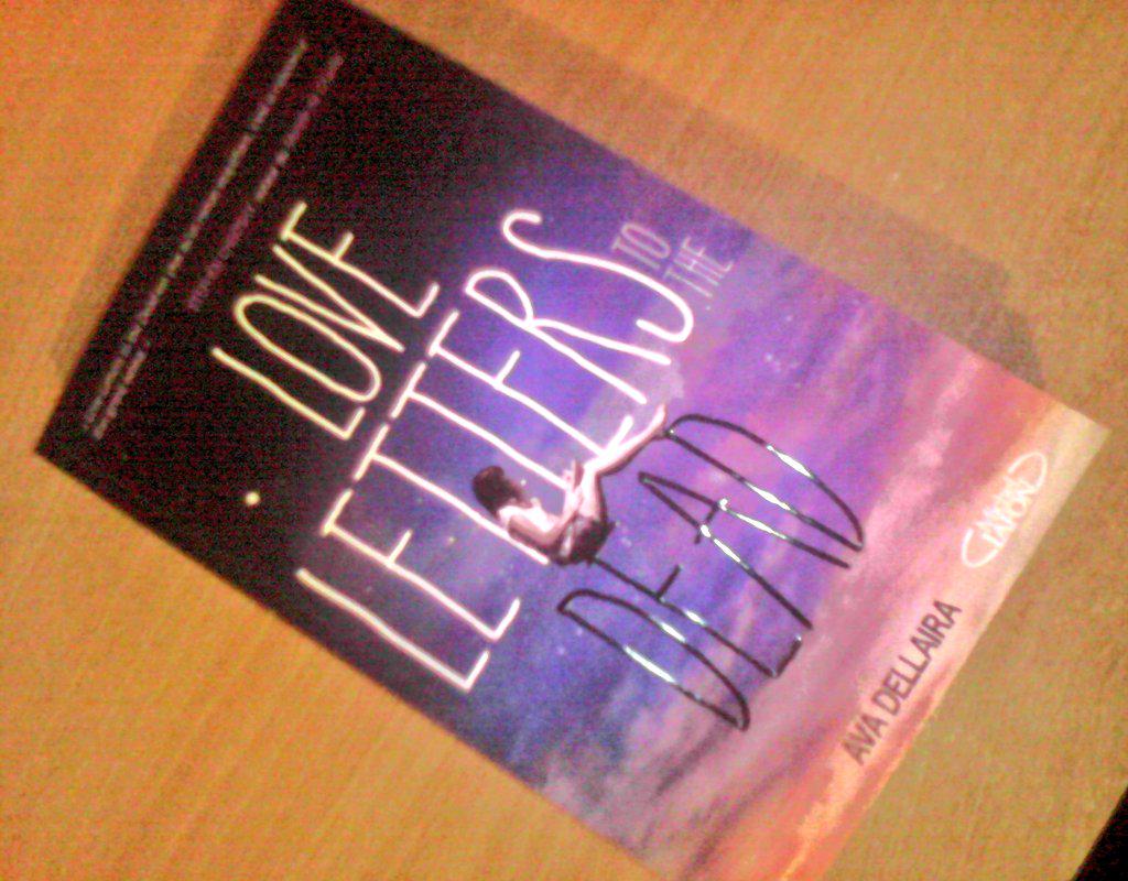 DumOceane's tweet photo. #ThatIsABook un livre reste un livre peut importe son support !! http://t.co/cCHS0Uw7gC