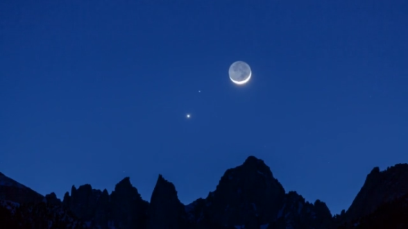 calacademy's tweet image. Oh-so-lovely time-lapse of when Venus, Mars &amp;amp; the Moon recently "met" in the sky: slate.me/1aYp985 #appulse