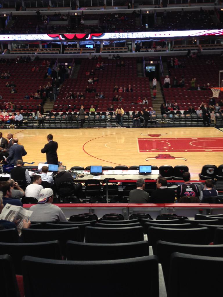 allisongierhahn's tweet photo. Can't even complain about my seats right now😍 #rownine http://t.co/ecIa4eyl2A
