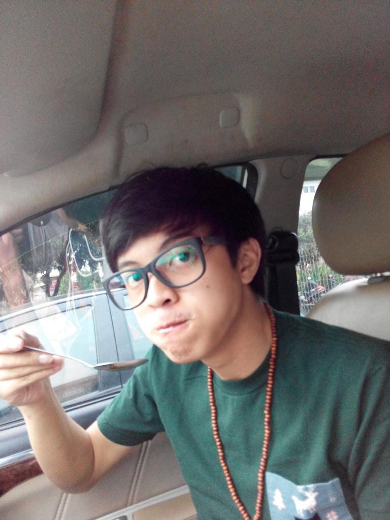 MDGco_'s tweet image. haloo Bismaniacs! selamat beraktifitas,, mang @bismakarisma seru2an lagi di @dahSyatMusik pagi ini.. jgn lupa sarapan