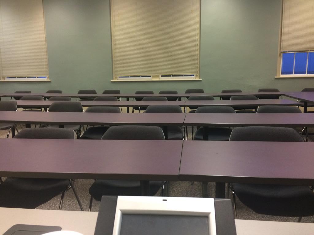 dmpzz_'s tweet image. when your esl students don't show up #canileave