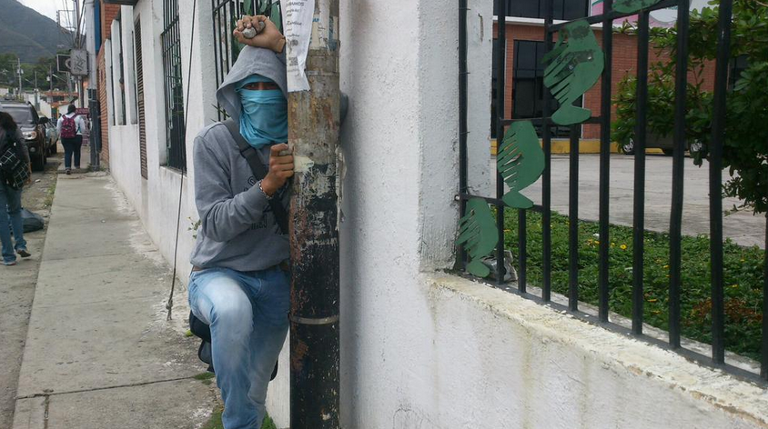 Aquí estamos, no dando la cara pero si la Vida en San Cristóbal..
Mis armas: Consignas y Piedra.; No con balas. #RAV
