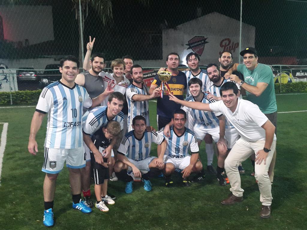 Exa_Goethe's tweet photo. Torneo Verano: @la2000manda gano por 6 a 4 a @exagoethe07 . Aqui el Sec. De Deportes entregando la Copa! Felicidades! http://t.co/hhtNxw40d6