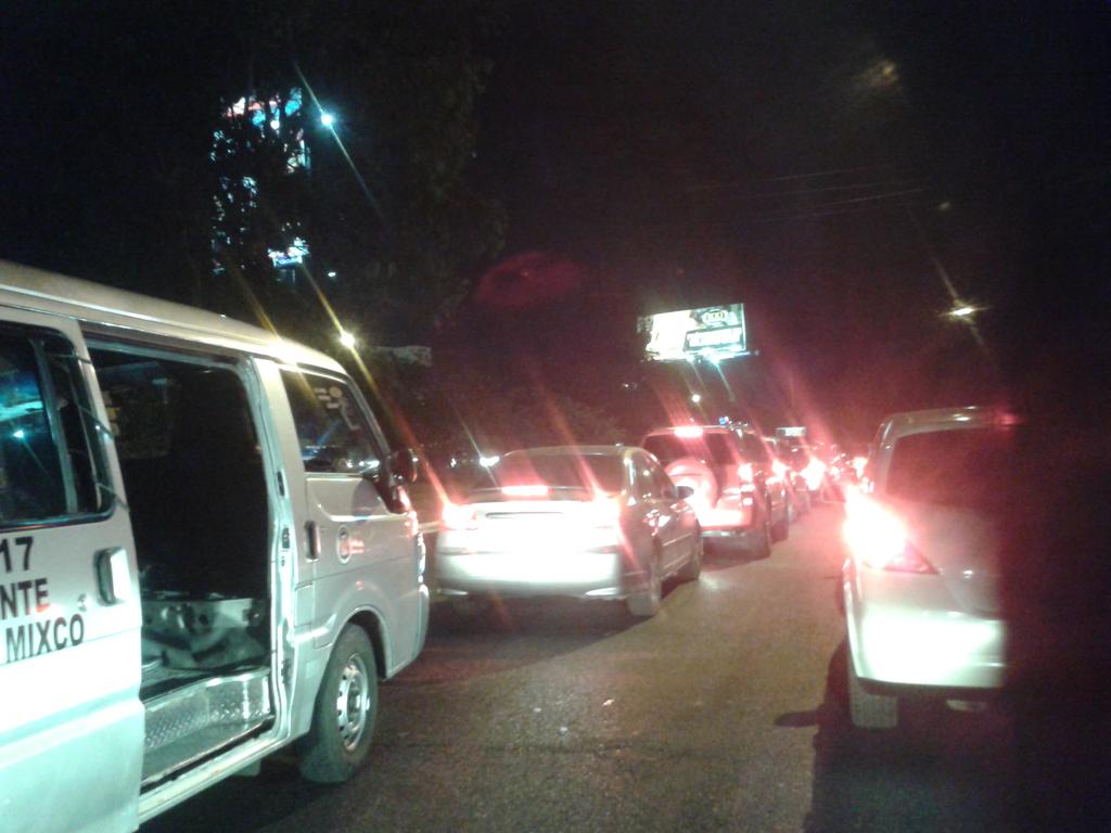 TelediarioGT's tweet photo. AMPLIACIÓN: Ambas vías de Bulevar San Cristóbal, Mixco, con tránsito paralizado. Info. @DianalonzoTD http://t.co/BOQccgseS9