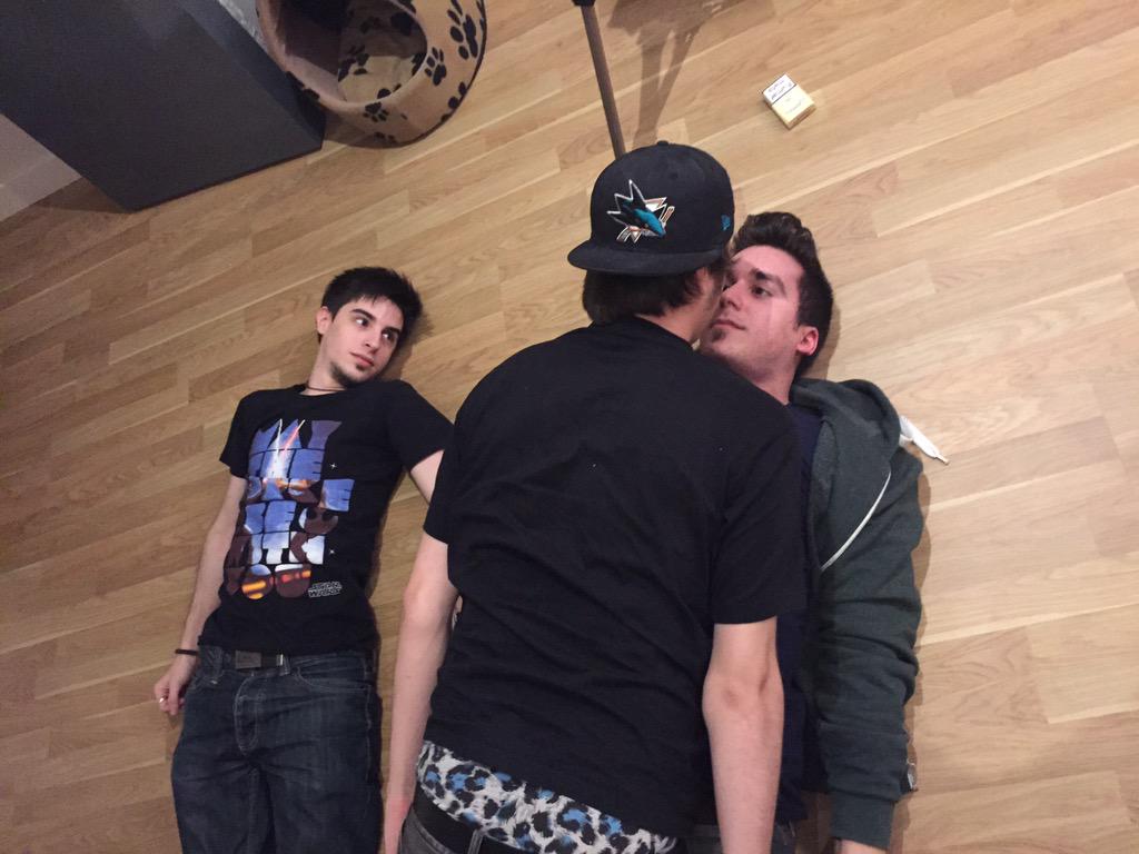 aLexBY11's tweet photo. Mientras tanto en casa de @Rubiu5 @mangelrogel http://t.co/4VVMp31ltY