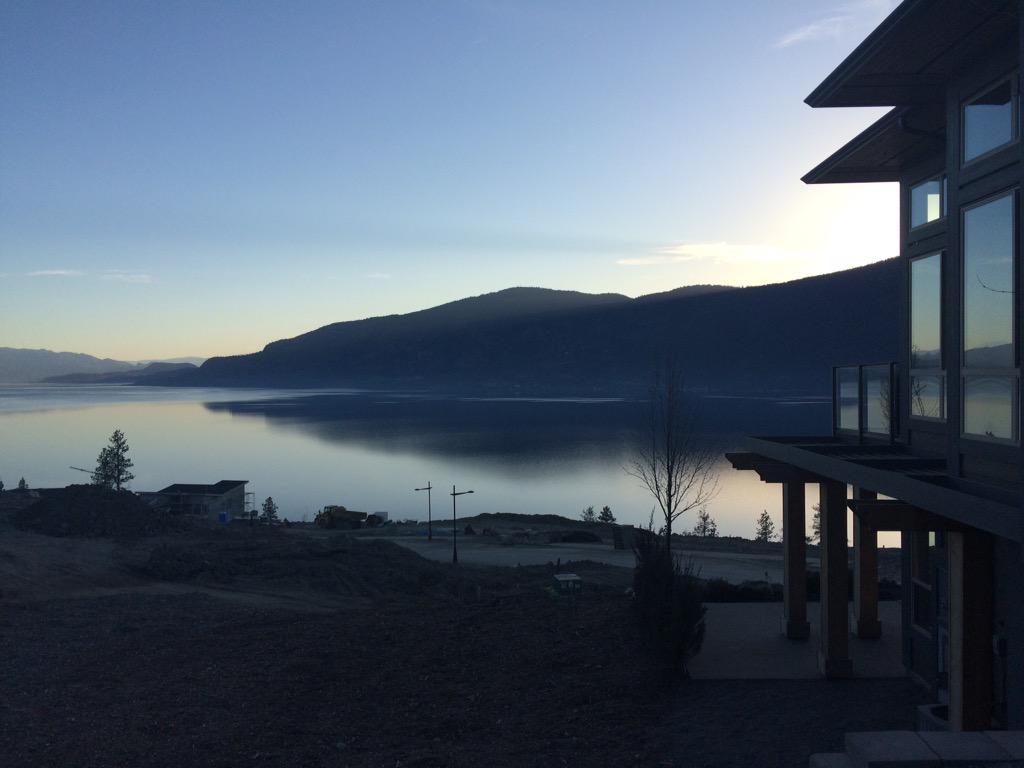 tourismchris's tweet image. Gorgeous sunset over #OkanaganLake as I drop off #VisitorGuides for the @LakeStoneLiving sales centre!