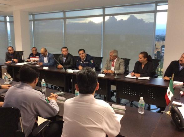 JesusMoralesRdz's tweet photo. Me encuentro en reunión de trabajo con @DelaCruzMusalem analizando el rescate de cuerpos en el #PicodeOrizaba http://t.co/GvMdhET7R2
