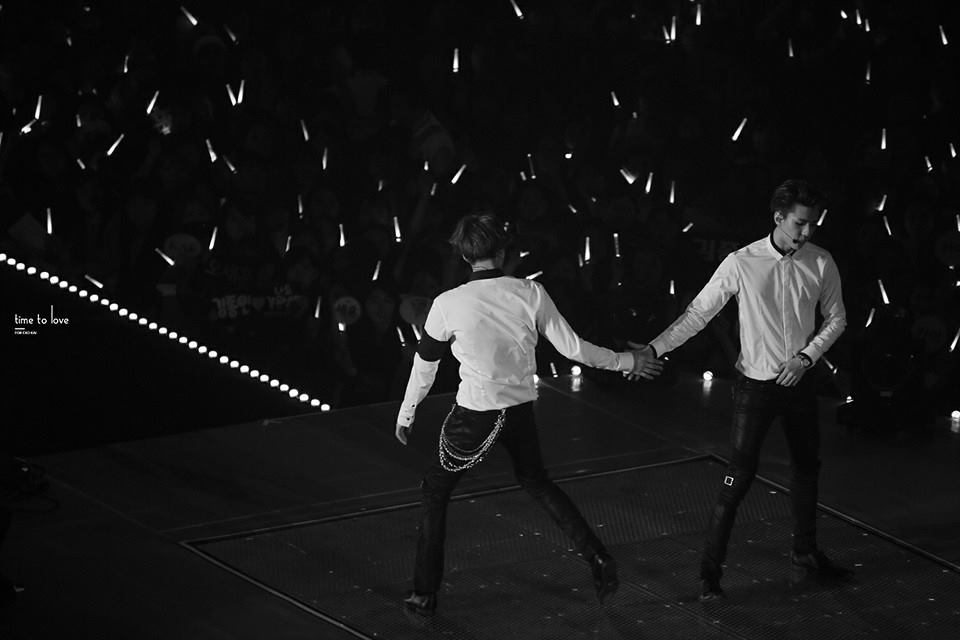 EXOsehunkai's tweet photo. [HQ] 150307 EXO #Sekai Holding hands at The EXO'luXion' in Seoul ©® Time To Love http://t.co/WpuVMwGKOi